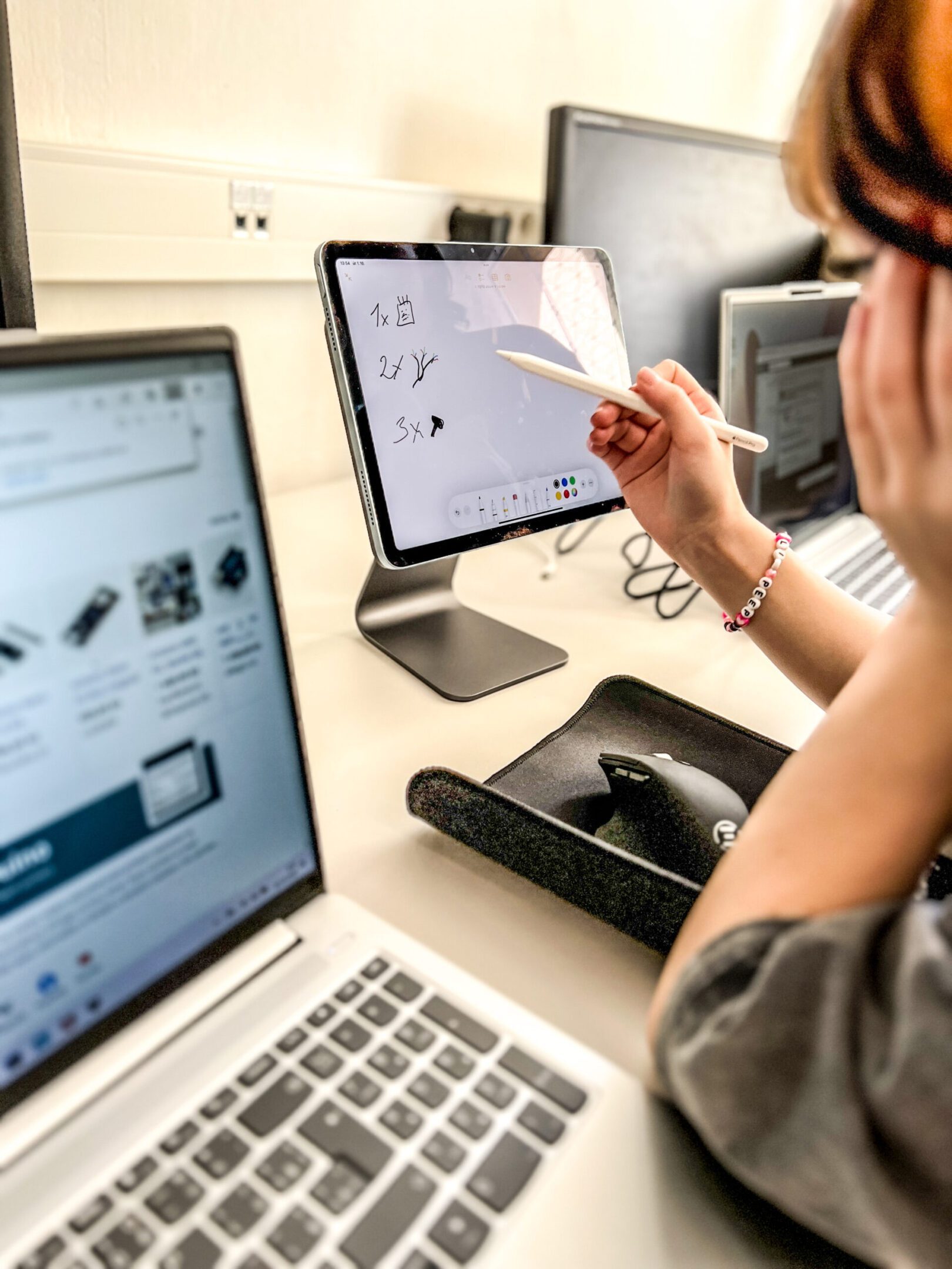 žákyně navrhuje obvod na tabletu v robotice